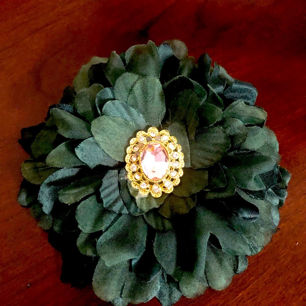 Beautiful dark green lapel pin with light pink jewel.
